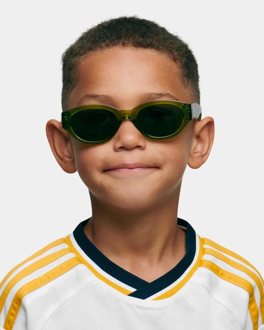 A. Kjærbede Winnie Light Olive Transparent Junior, Groene zonnebril | Stuen Store Tilburg