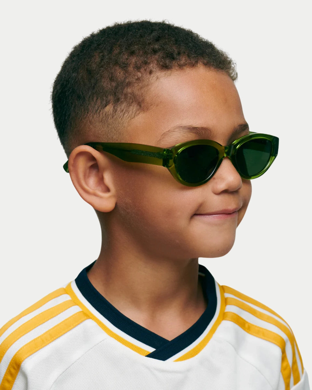 A. Kjærbede Winnie Light Olive Transparent Junior, Groene zonnebril | Stuen Store Tilburg