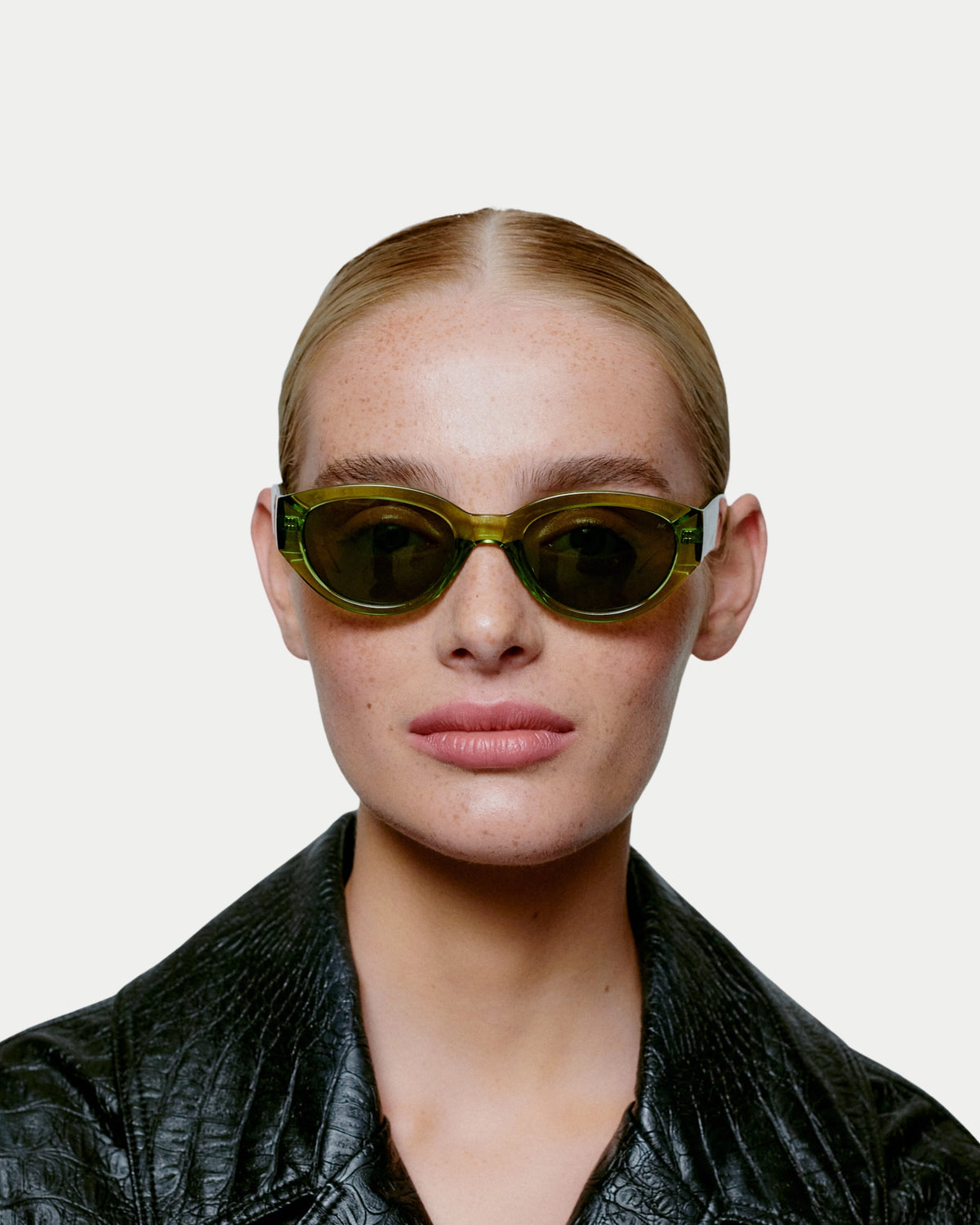 A. Kjærbede Winnie Light Olive Transpar — zonnebril is voor mensen die hun persoonlijke stijl Zonnebril | Stuen Store Tilburg