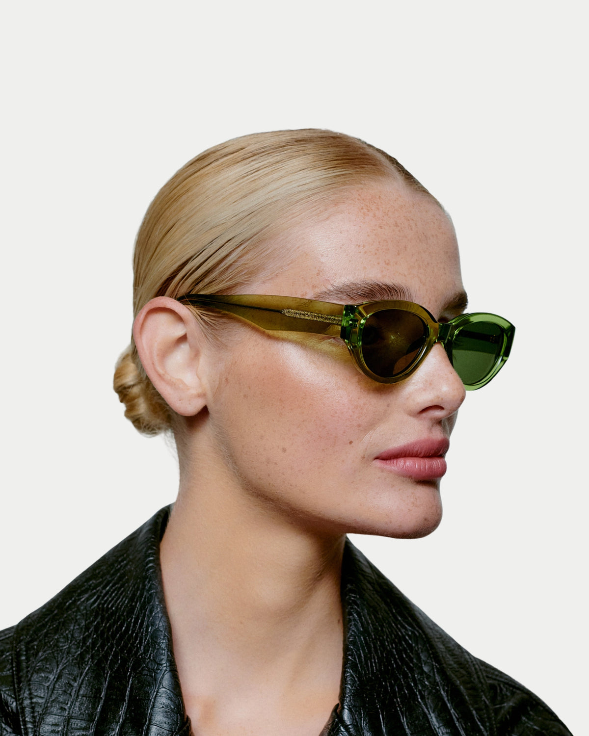A. Kjærbede Winnie Light Olive Transpar — zonnebril is voor mensen die hun persoonlijke stijl Zonnebril | Stuen Store Tilburg