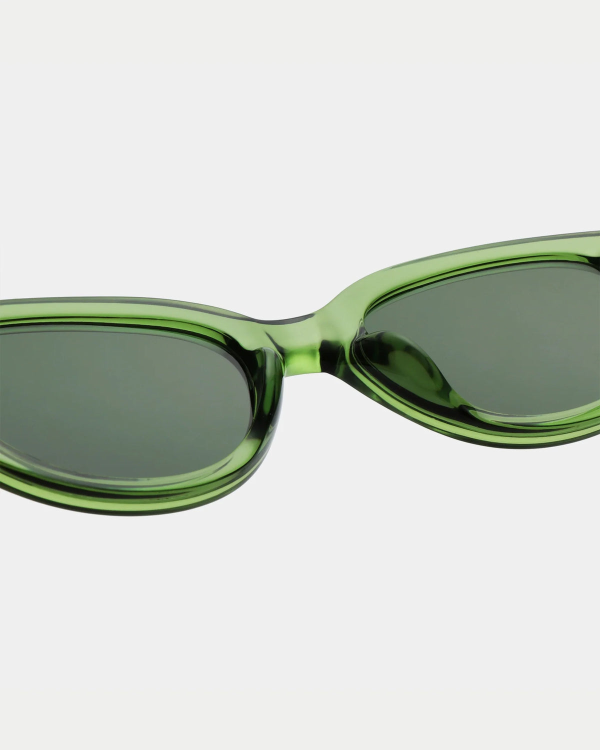 A. Kjærbede Winnie Light Olive Transparent Junior, Groene zonnebril | Stuen Store Tilburg