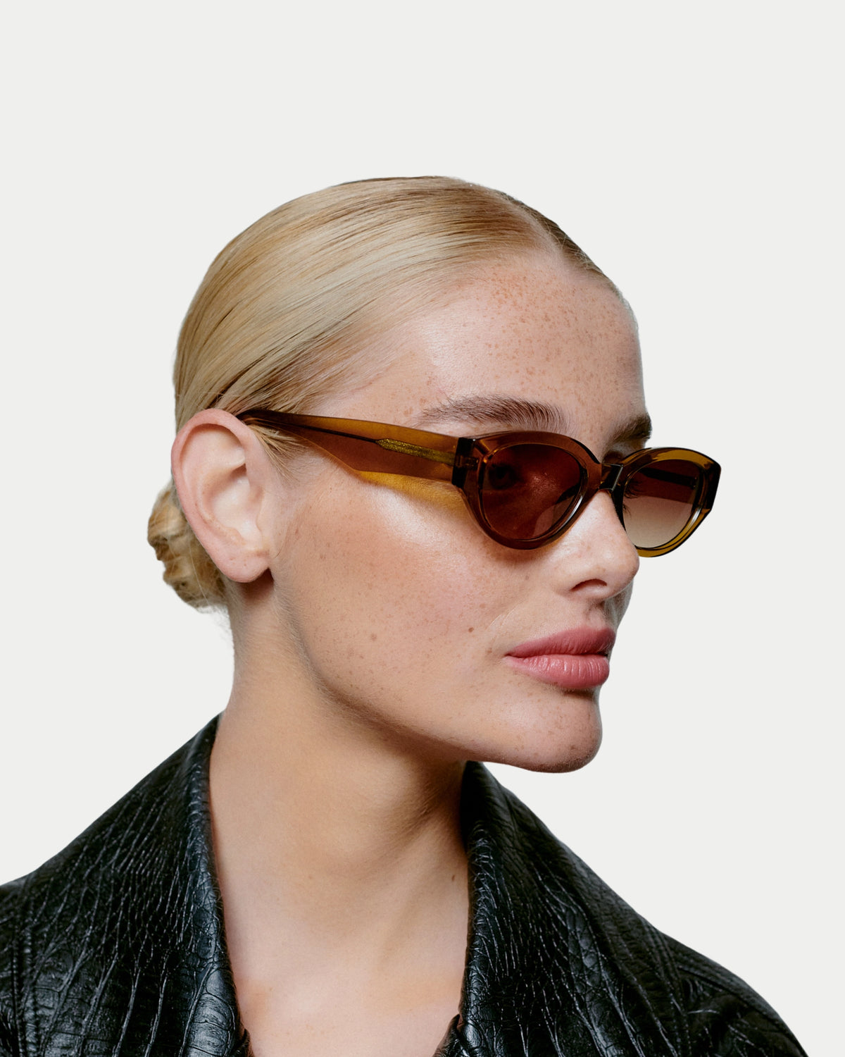 A. Kjærbede Winnie Smoke Transparent — zonnebril is voor mensen die hun persoonlijke stijl Zonnebril | Stuen Store Tilburg