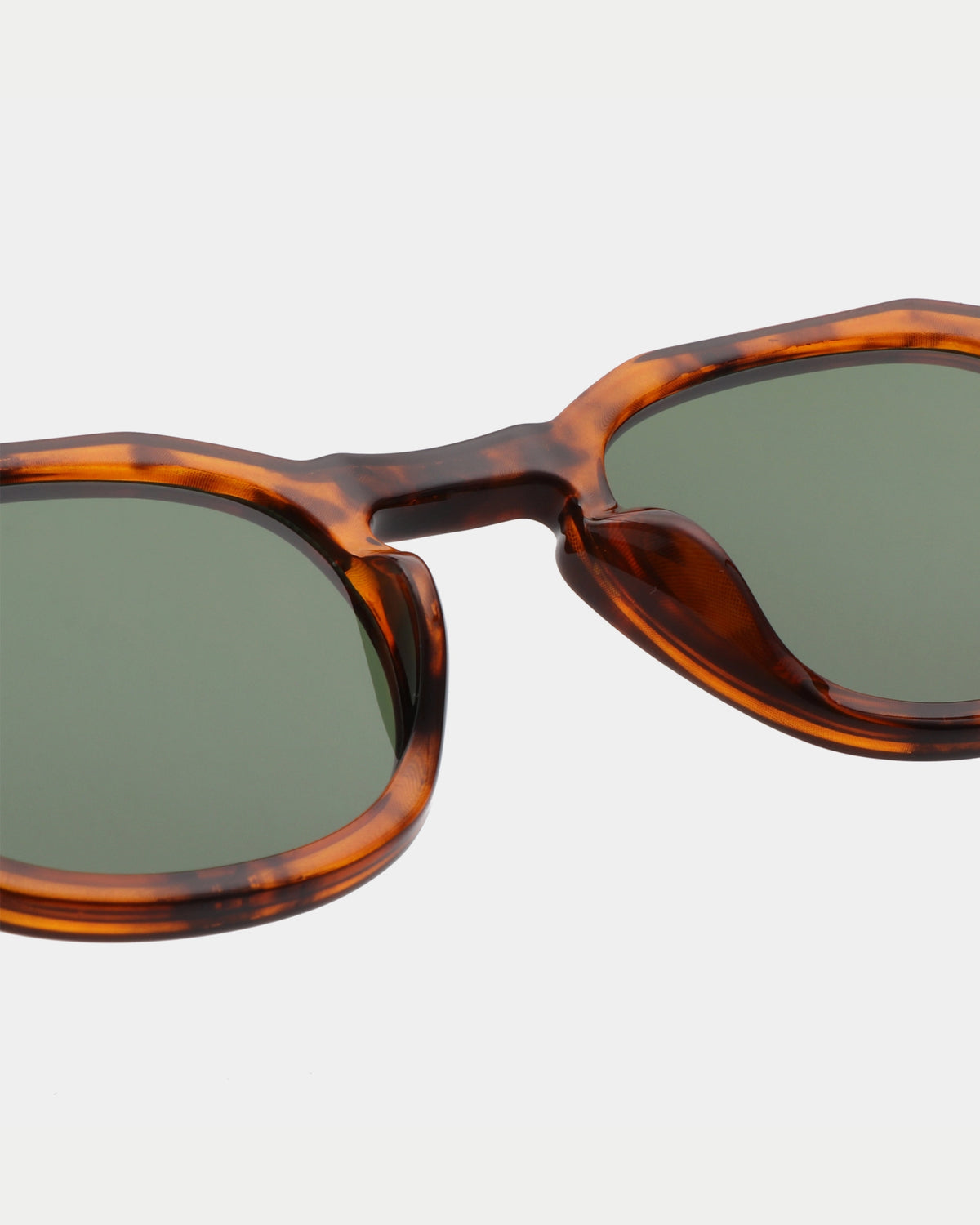A. Kjærbede Zan Havana — heeft een rond montuur met een scherpe rand Zonnebril | Stuen Store Tilburg