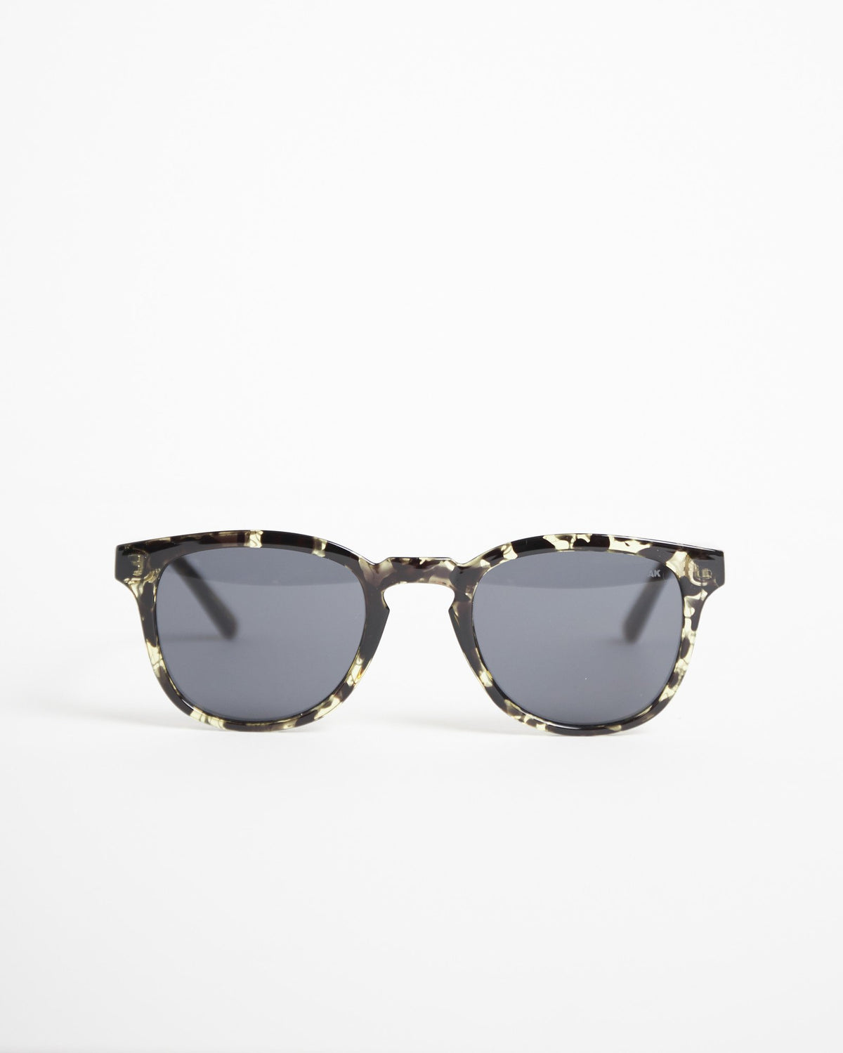 A. Kjærbede Bate Black/Yellow Tortoise — slanke zonnebril met een iets bredere voorkant Zonnebril | Stuen Store Tilburg