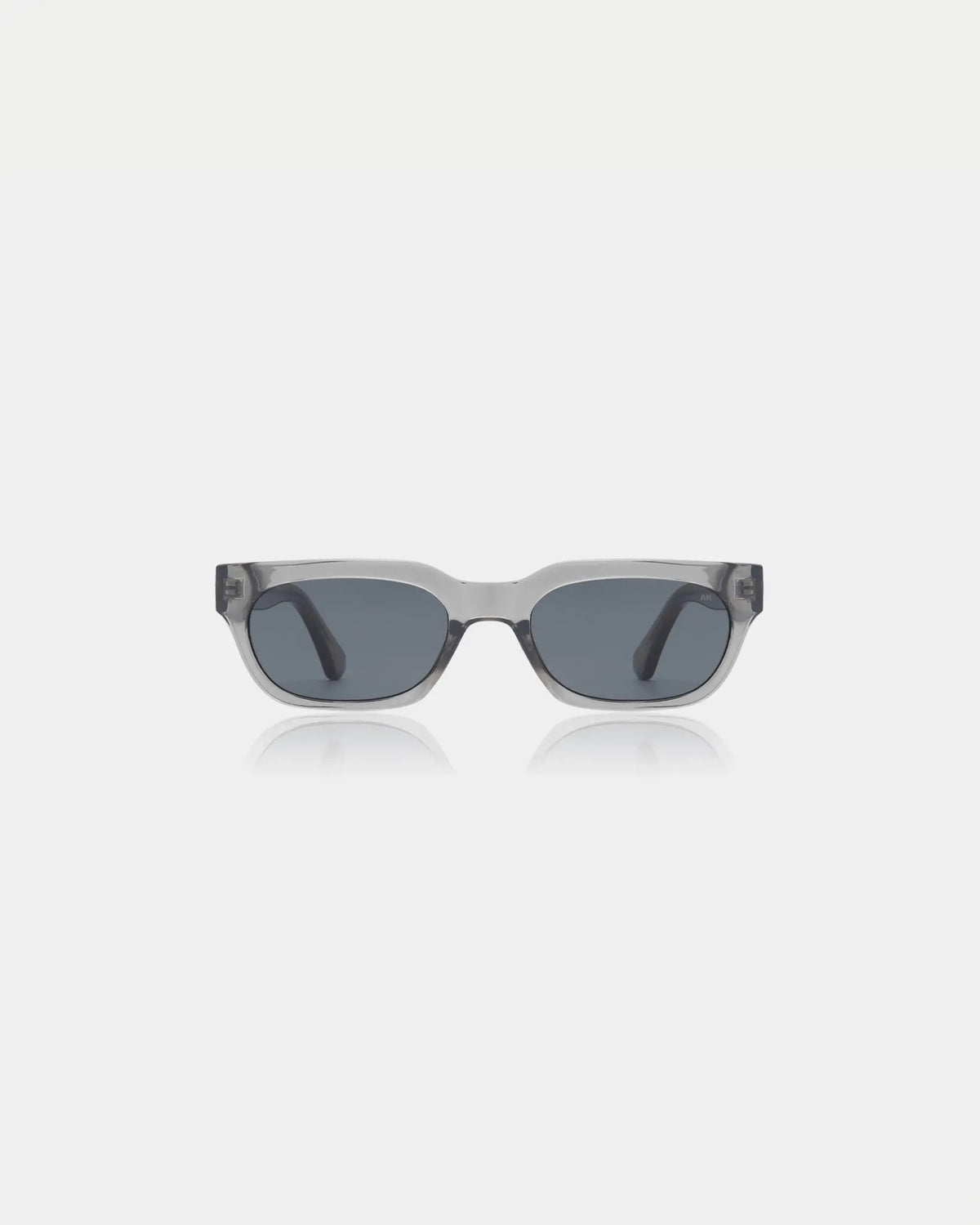 A. Kjærbede Bror Grey Transparent — perfect scherpe, lineaire lijnen in combinatie met Zonnebril | Stuen Store Tilburg